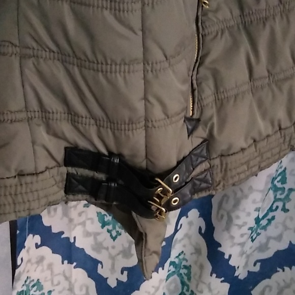 Utility Vest - Picture 4 of 5